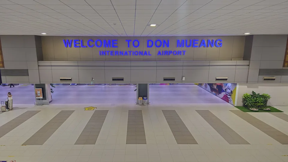 돈므앙 국제공항 도착장과 공항 안내 표지