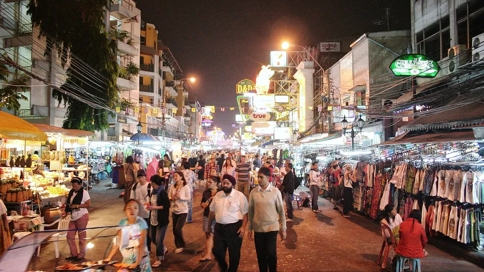 카오산 로드의 상점과 활기찬 밤거리