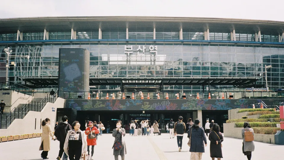부산역 역사 정면과 역 앞 광장