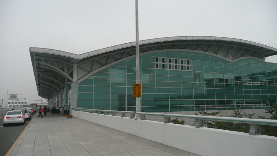 김해국제공항 터미널 건물과 진입로