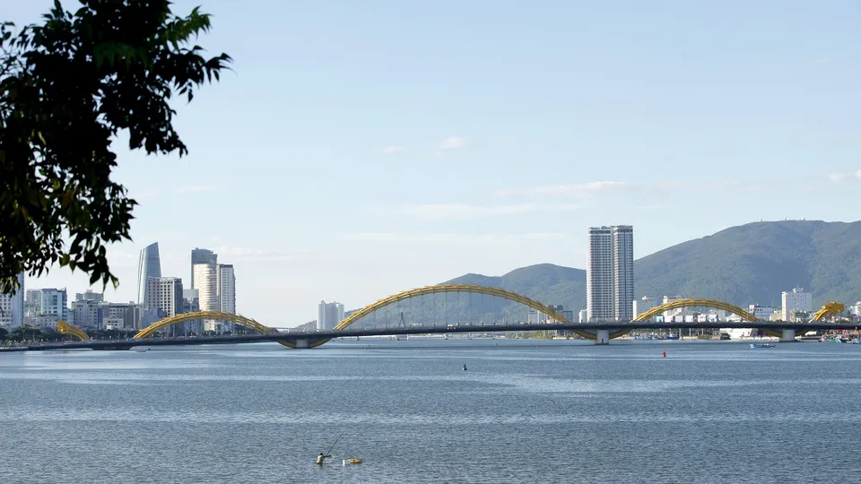 다낭 한강을 가로지르는 용다리와 도심 전경