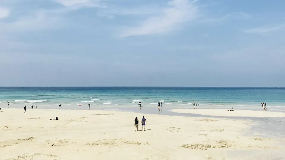 함덕해수욕장의 푸른 바다와 백사장 풍경