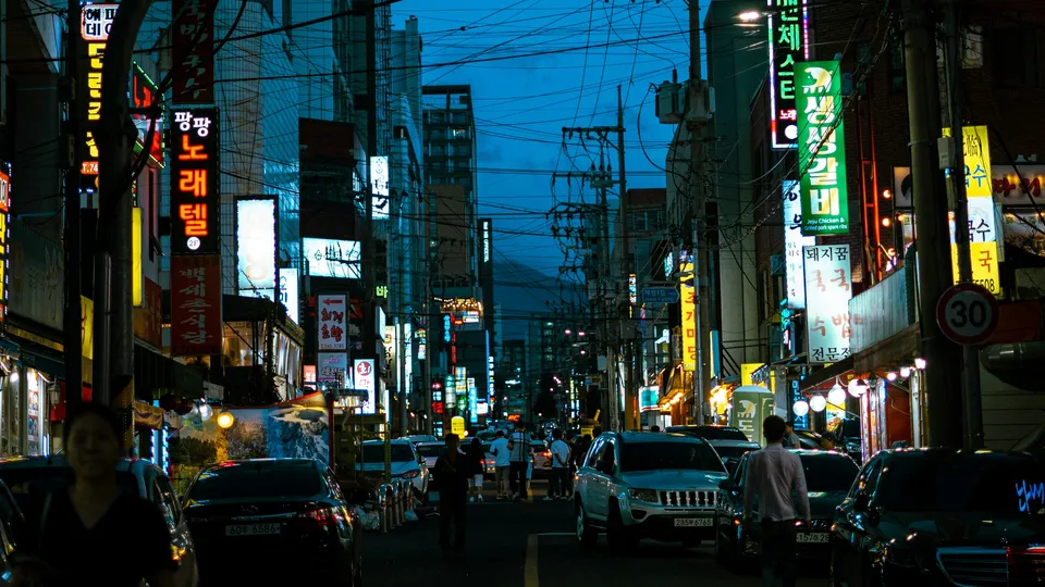 제주시 도심의 상점과 거리 야경