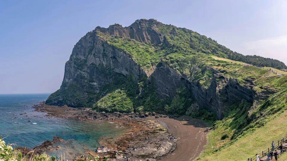 성산일출봉의 초록빛 화산체와 바다 풍경