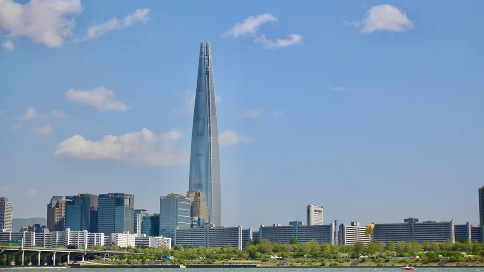 강남·잠실 권역의 롯데월드타워와 잠실 도심 전경
