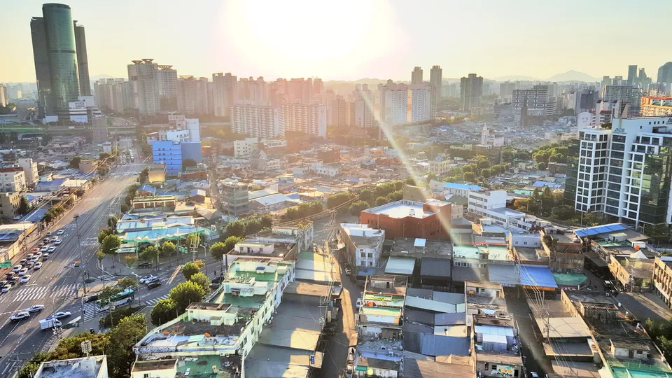 구로·영등포 권역의 문래동 철공소 지붕과 도심 풍경