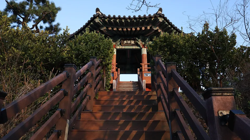 동명항 권역 영금정의 정자와 바다 풍경