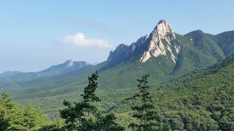 고성 미시령에서 바라본 설악산 울산바위