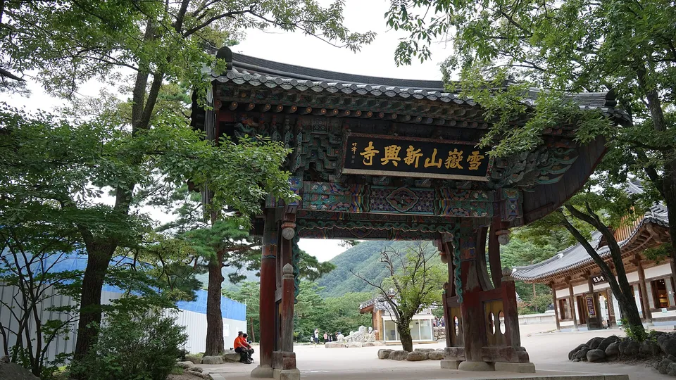 설악산 신흥사의 사찰 건물과 산 풍경