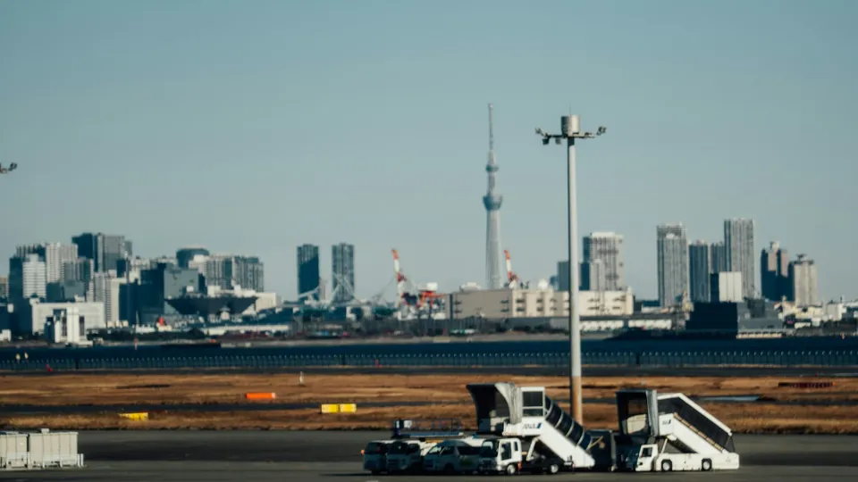 하네다 공항 활주로와 도쿄 도심 전경